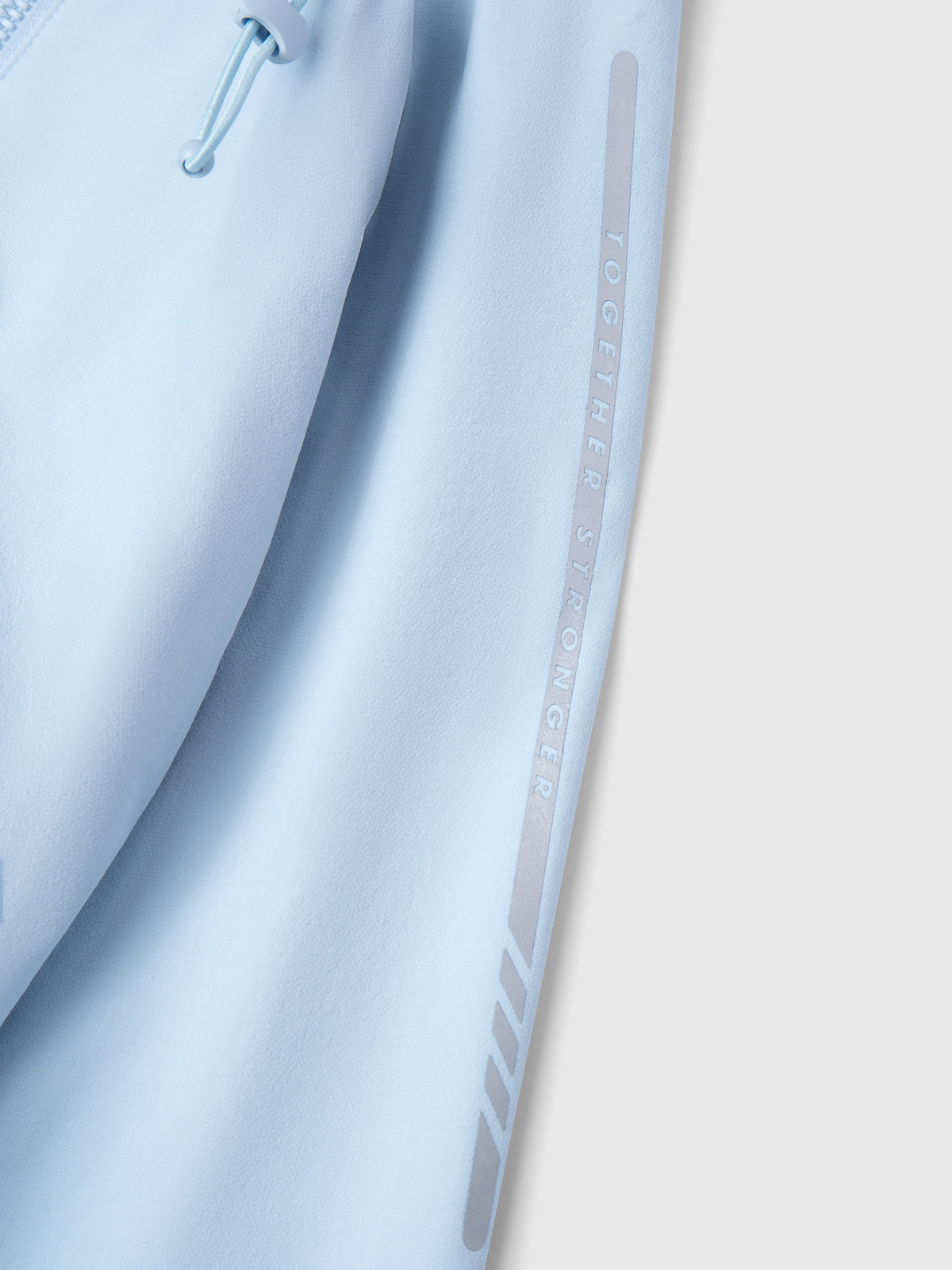 Áo gió nữ phong cách Athleisure