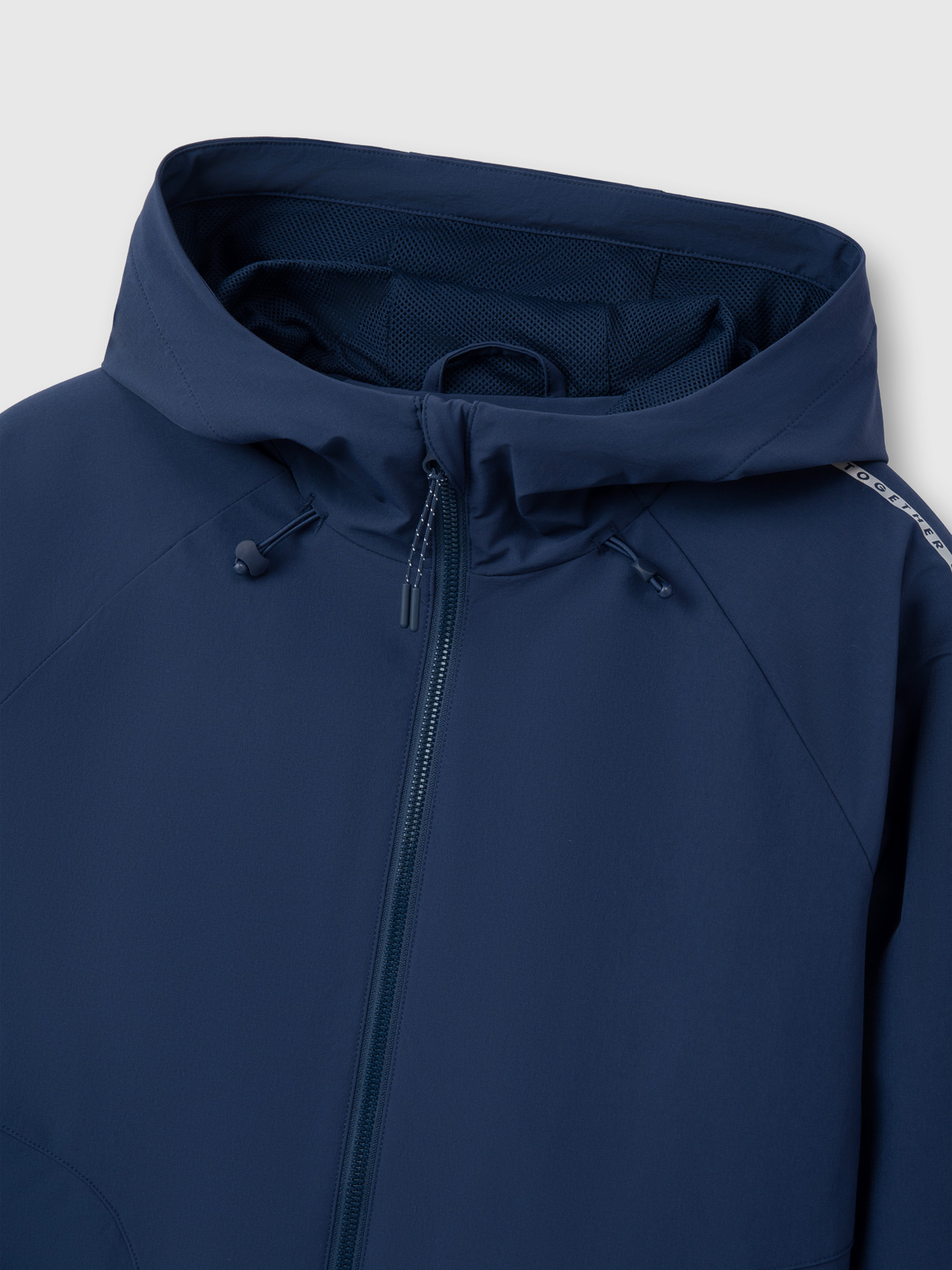 Áo gió nữ phong cách Athleisure