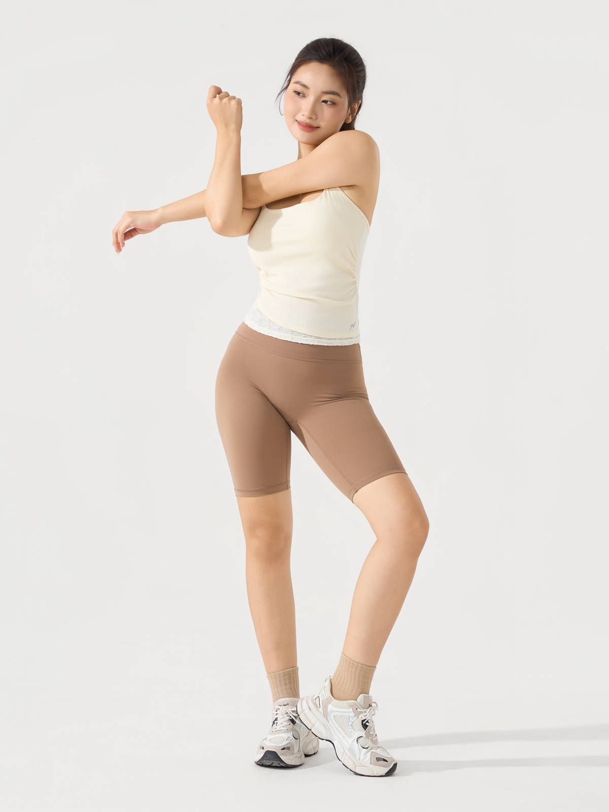 Áo 2 dây thể thao kèm mút nâng đỡ tự nhiên