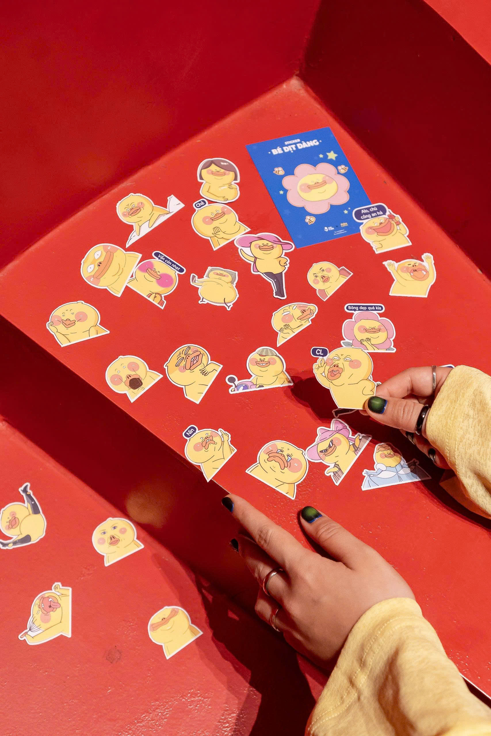 Sticker Chống Nước In Hình Meme Dịt Dàng Comics x GIG Store
