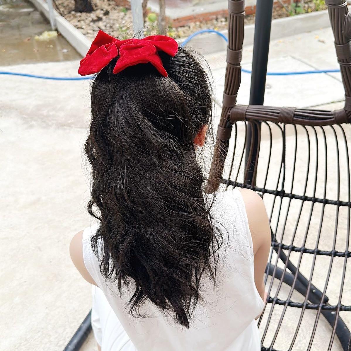 Tóc Giả Nữ Buộc Xù Sóng Kèm Nơ Nhung Đỏ