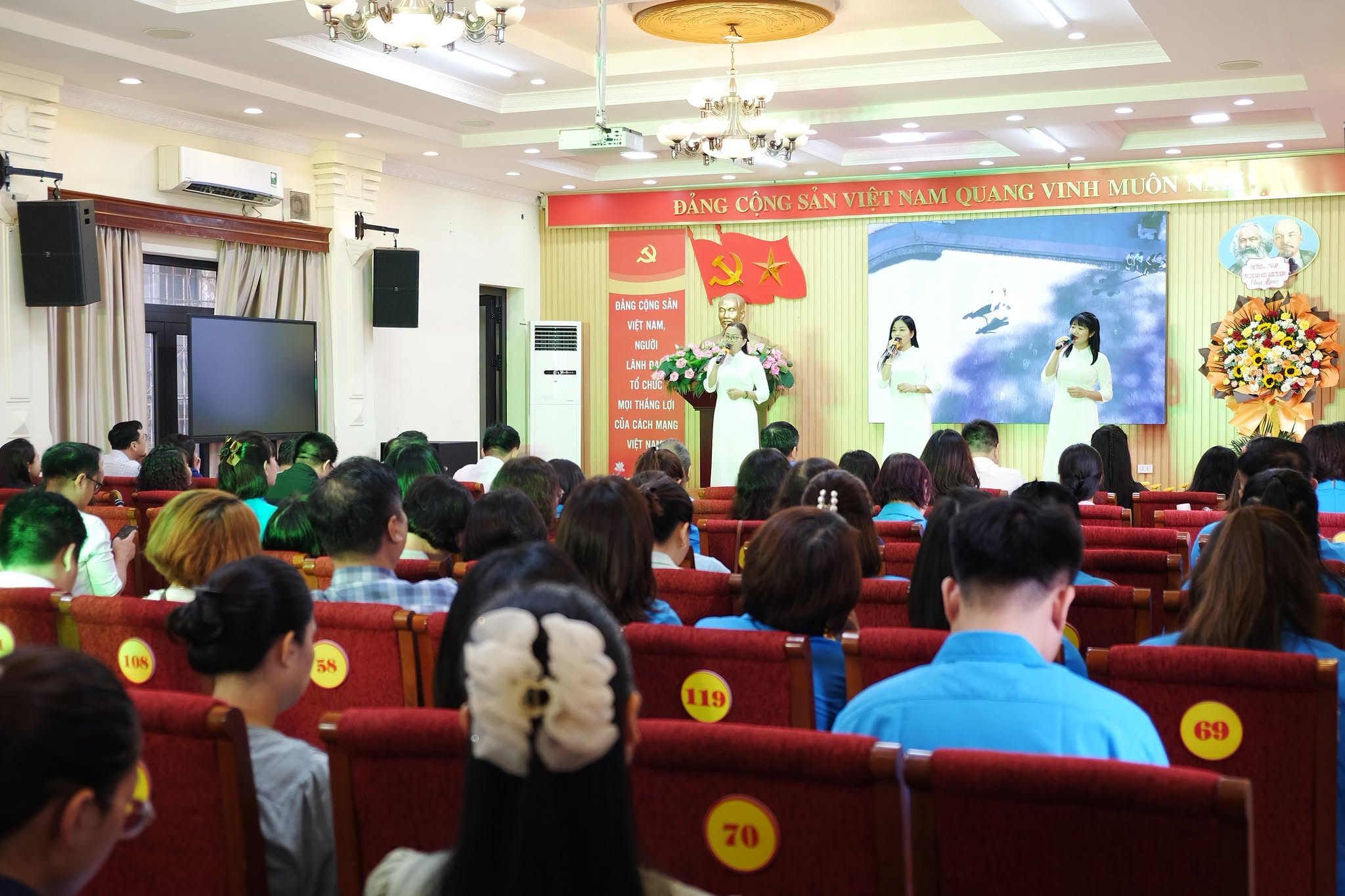 Đại diện Công đoàn TIC tham dự Hội nghị Kỷ niệm 97 năm Ngày thành lập Công đoàn Việt Nam