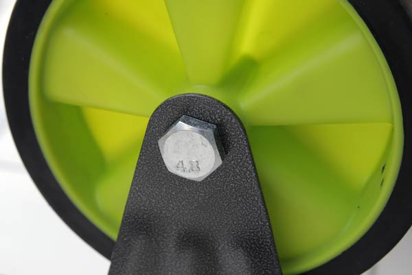 Bánh xe bằng cao su có độ ma sát cao, chịu tải trọng tốt, màu xanh nõn chuối bắt mắt