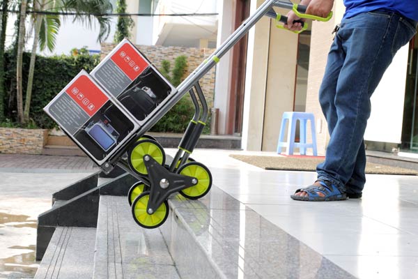 Sự tiếp xúc của bánh xe và bề mặt sàn rất chắc, mang lại cảm giác an toàn mà không lo bị trượt