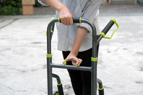 Dùng tay ấn 2 nút để rút gọn chiều cao của cần đẩy