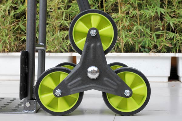 Các bánh xe thiết kế trên cùng 1 trục, hoạt động độc lập với nhau