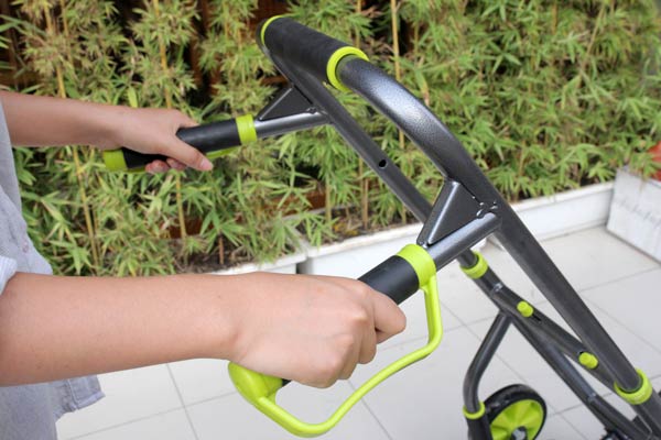 Vị trí hai tay cầm để đẩy xe