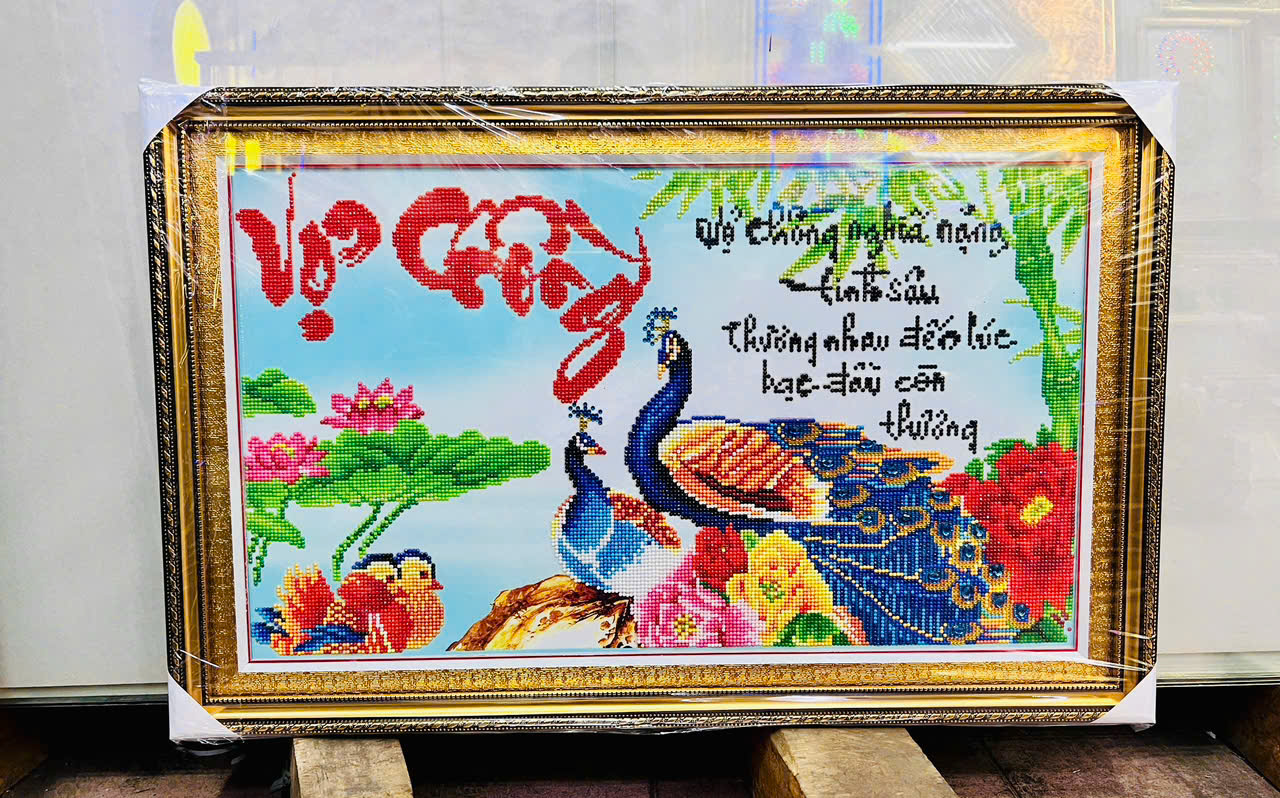 Tranh Vợ chồng đính đá thành phẩm, bao gồm cả khung, kích thước 80 x 45 cm