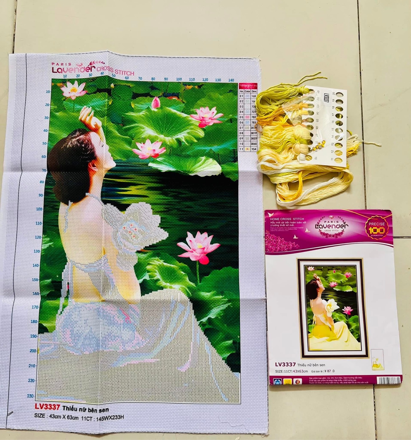 Tranh thêu cô gái bên sen LV3337, kích thước 43 x 63 cm