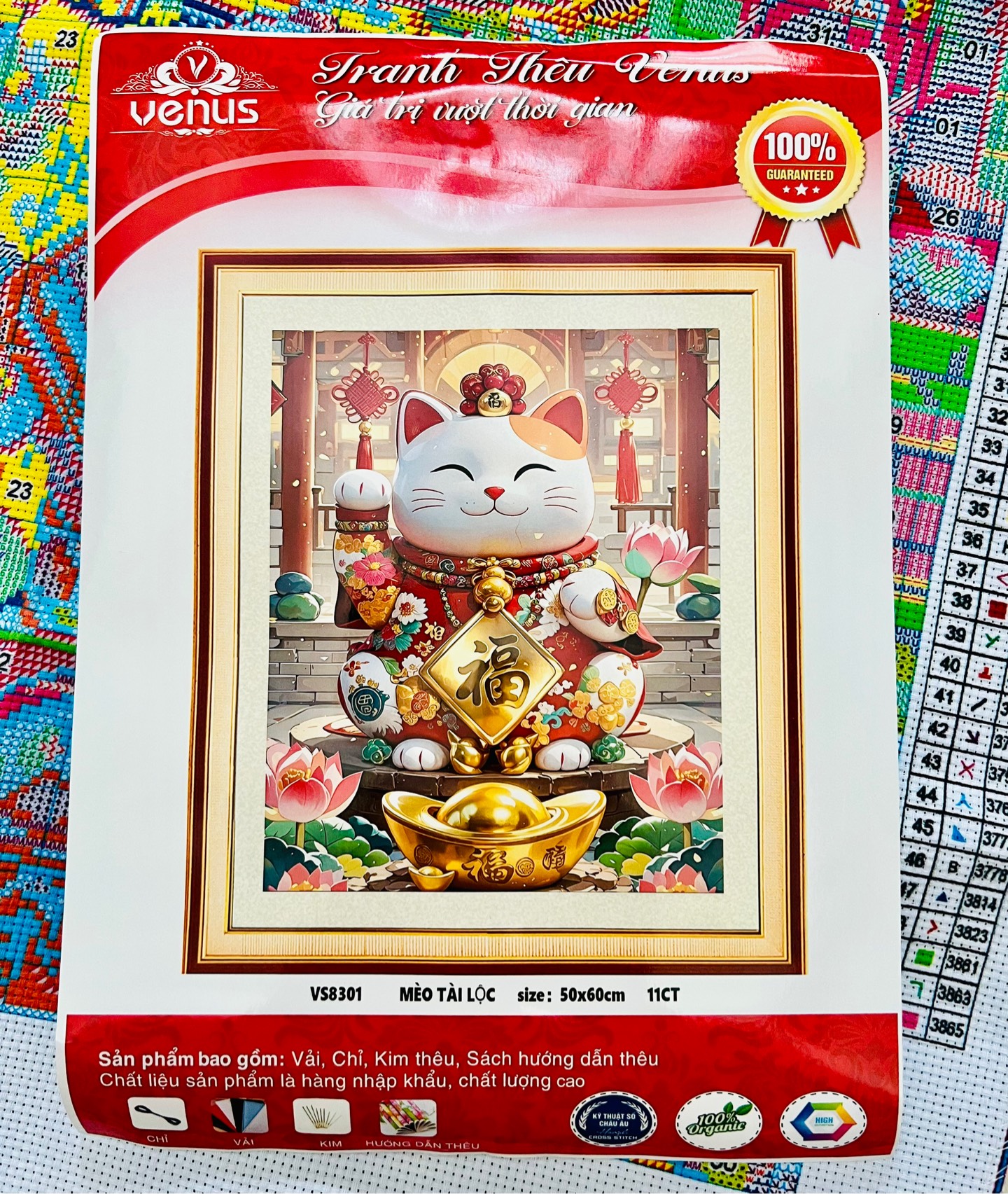 TRANH THÊU KÍN BÉ MÈO CHIÊU TÀI VS8301, KÍCH THƯỚC 50 x 60 cm