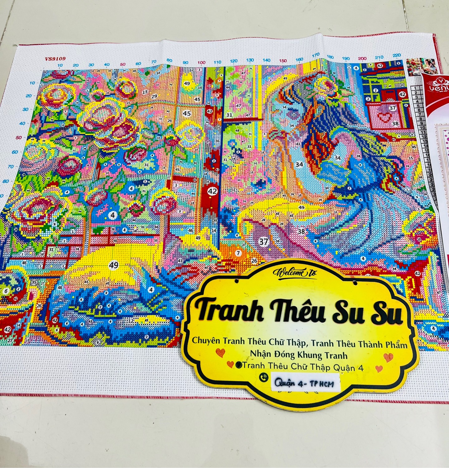 Tranh thêu kín bé gái và mèo con VS9109, Kích thước 50 x 65 cm