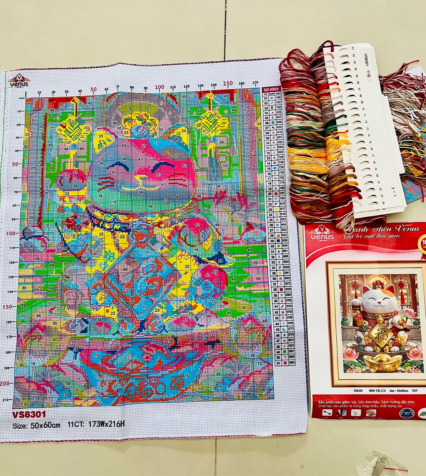 TRANH THÊU KÍN BÉ MÈO CHIÊU TÀI VS8301, KÍCH THƯỚC 50 x 60 cm