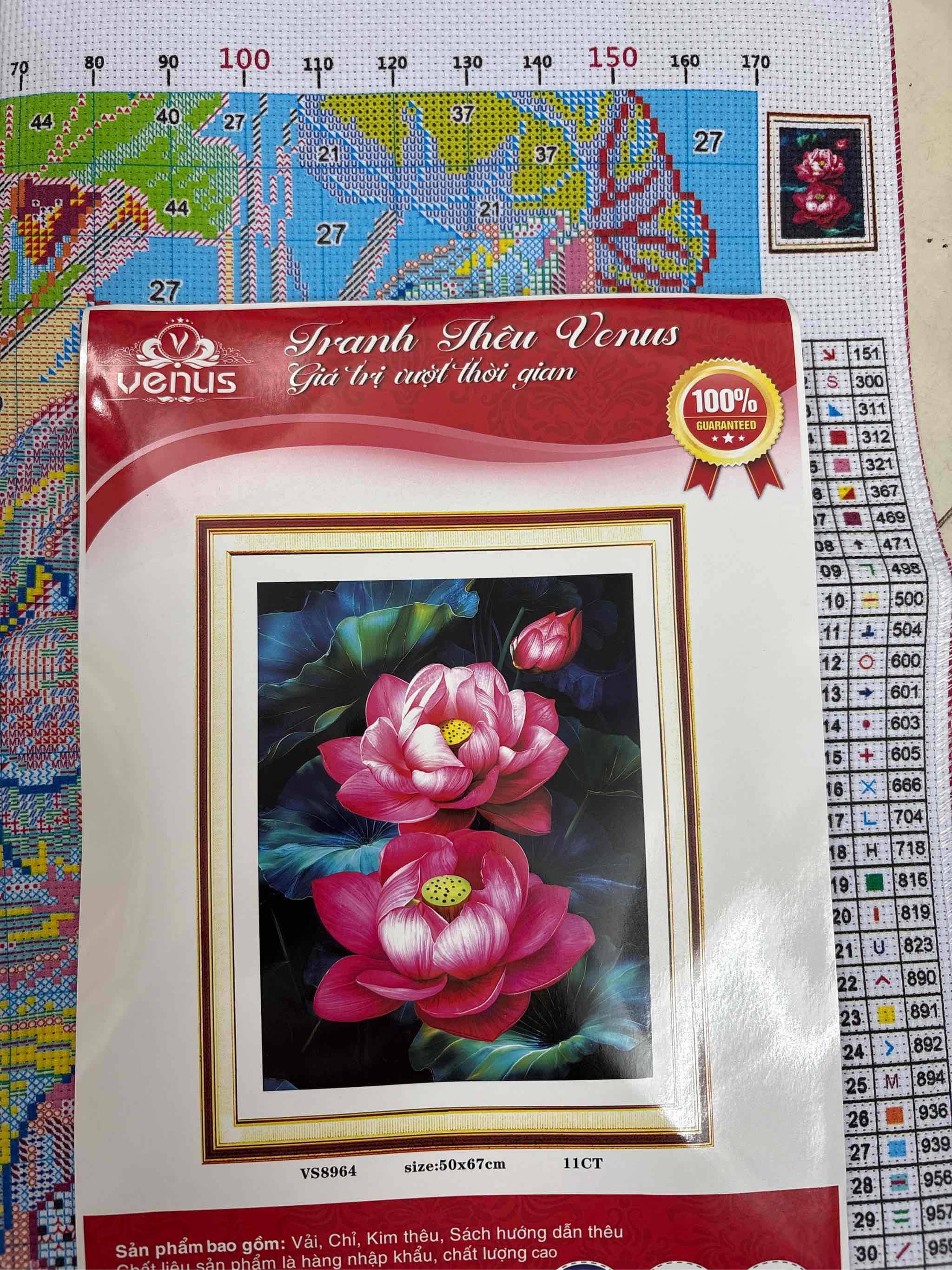 Tranh thêu kín Hoa sen đỏ VS8964, kích thước 50 x 67 cm