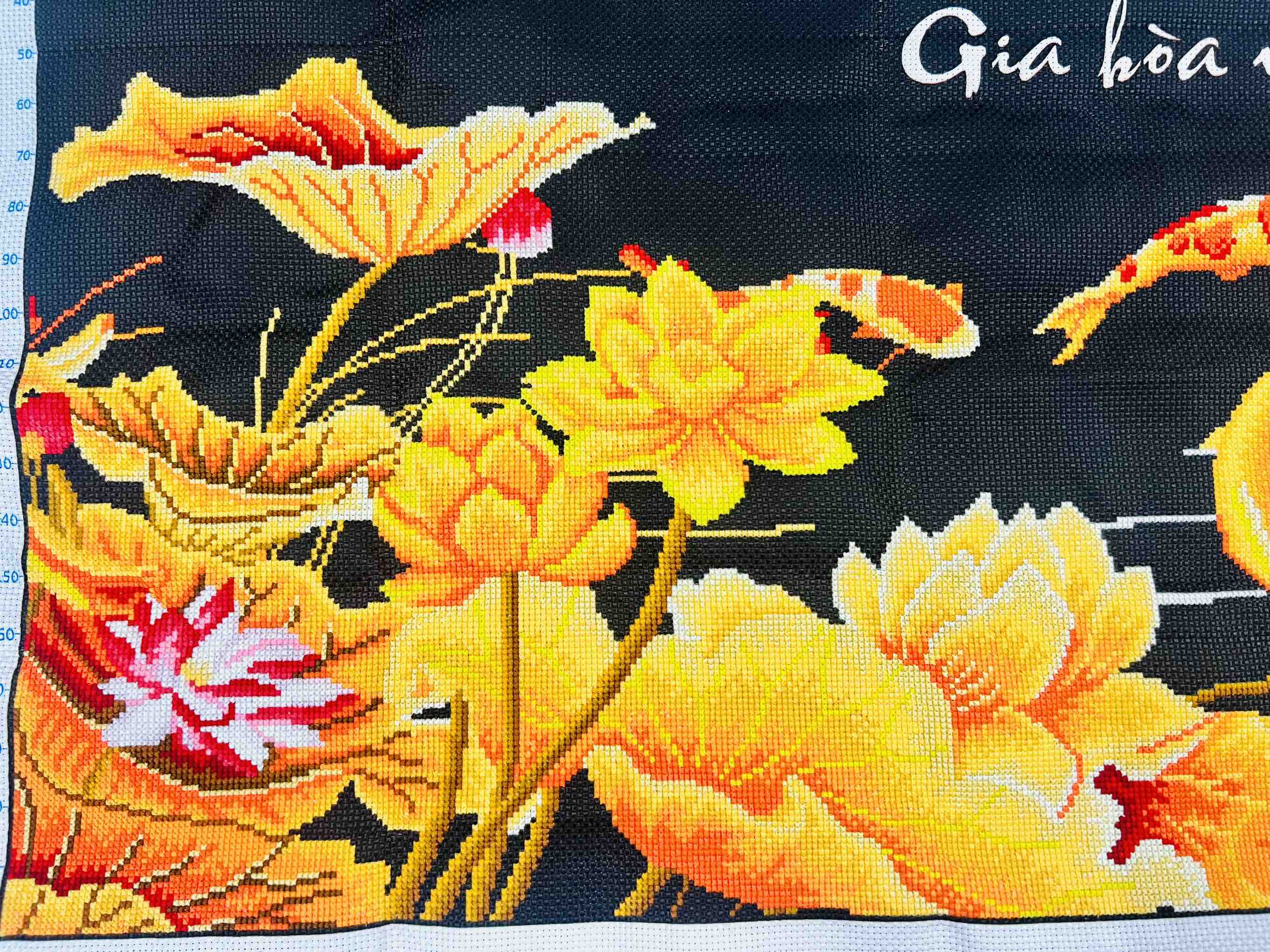 Tranh thành phẩm (đã thêu) Gia hoà vạn sự hưng, kích thước 125 x 59 cm