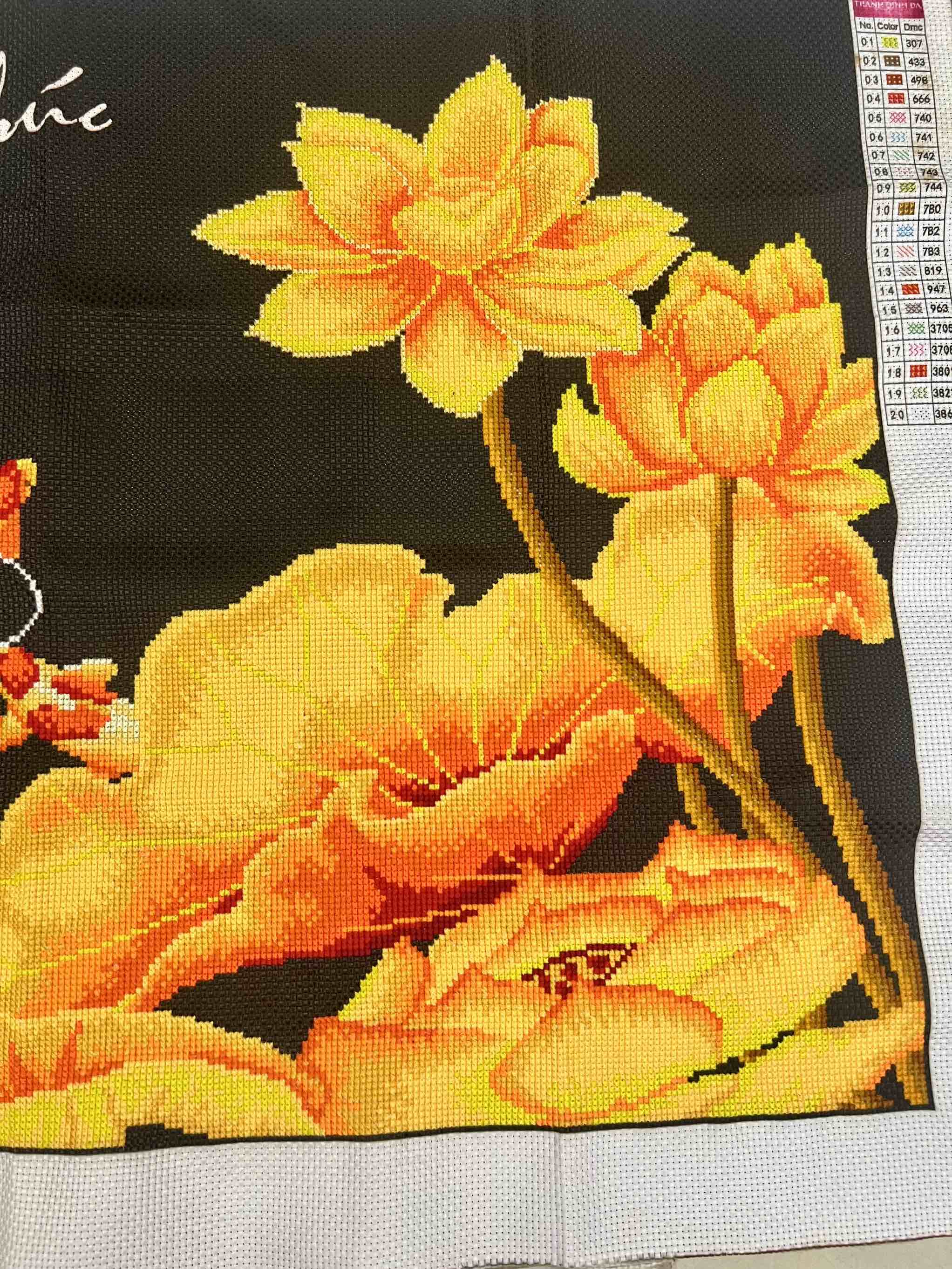 Tranh thành phẩm (đã thêu) Gia hoà vạn sự hưng, kích thước 125 x 59 cm