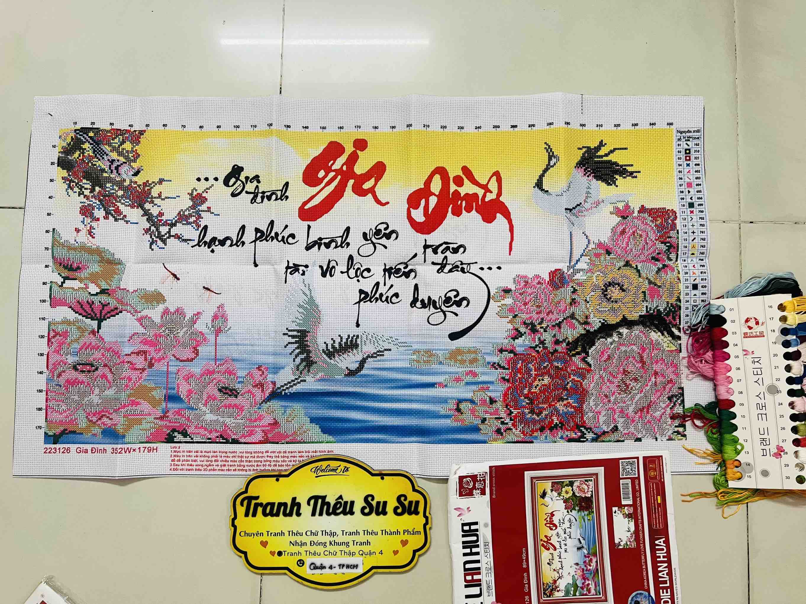 Tranh thêu chữ thập Gia đình 223126, kích thước 89 x 49 cm