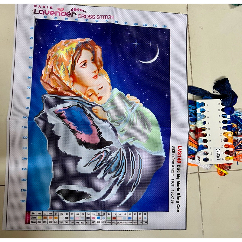 Tranh thêu chữ thập Đức mẹ Maria bồng con LV3140, kích thước 40 x 52 cm