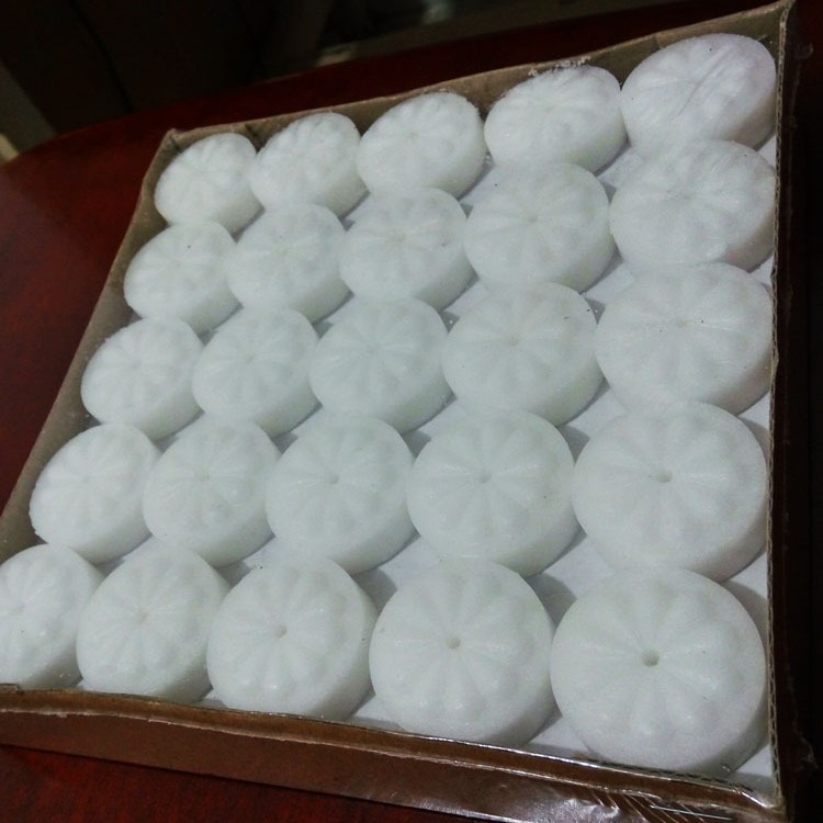 2 viên sáp vuốt chỉ thêu hình hoa mai, đồ chuyên dụng vuốt chỉ thêu tranh