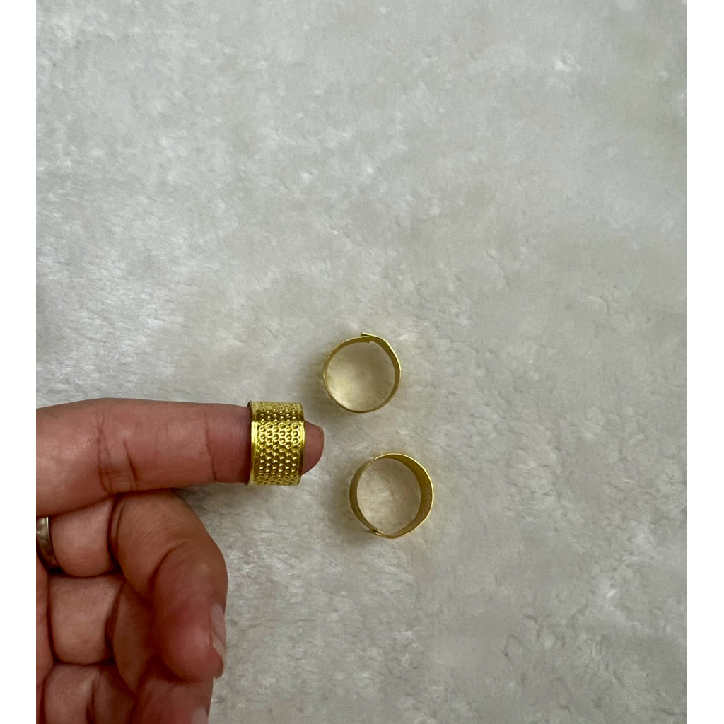 Dụng cụ thêu tranh Nhẫn thêu và cây gỡ chỉ (thêu chữ thập)