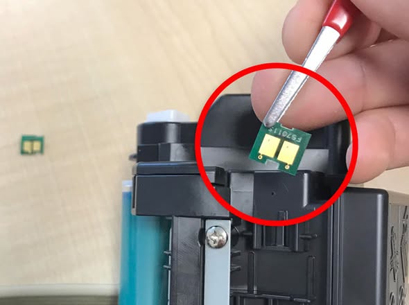 PHÂN BIỆT NHANH: HỘP MỰC CÓ CHIP VÀ KHÔNG CHIP – TIẾT KIỆM HAY PHIỀN TOÁI?