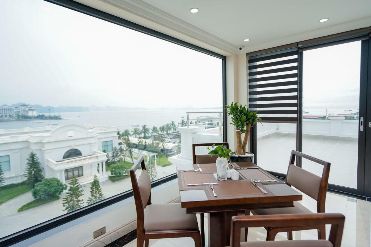 Combo xe limousine + phòng khách sạn Hạ Long