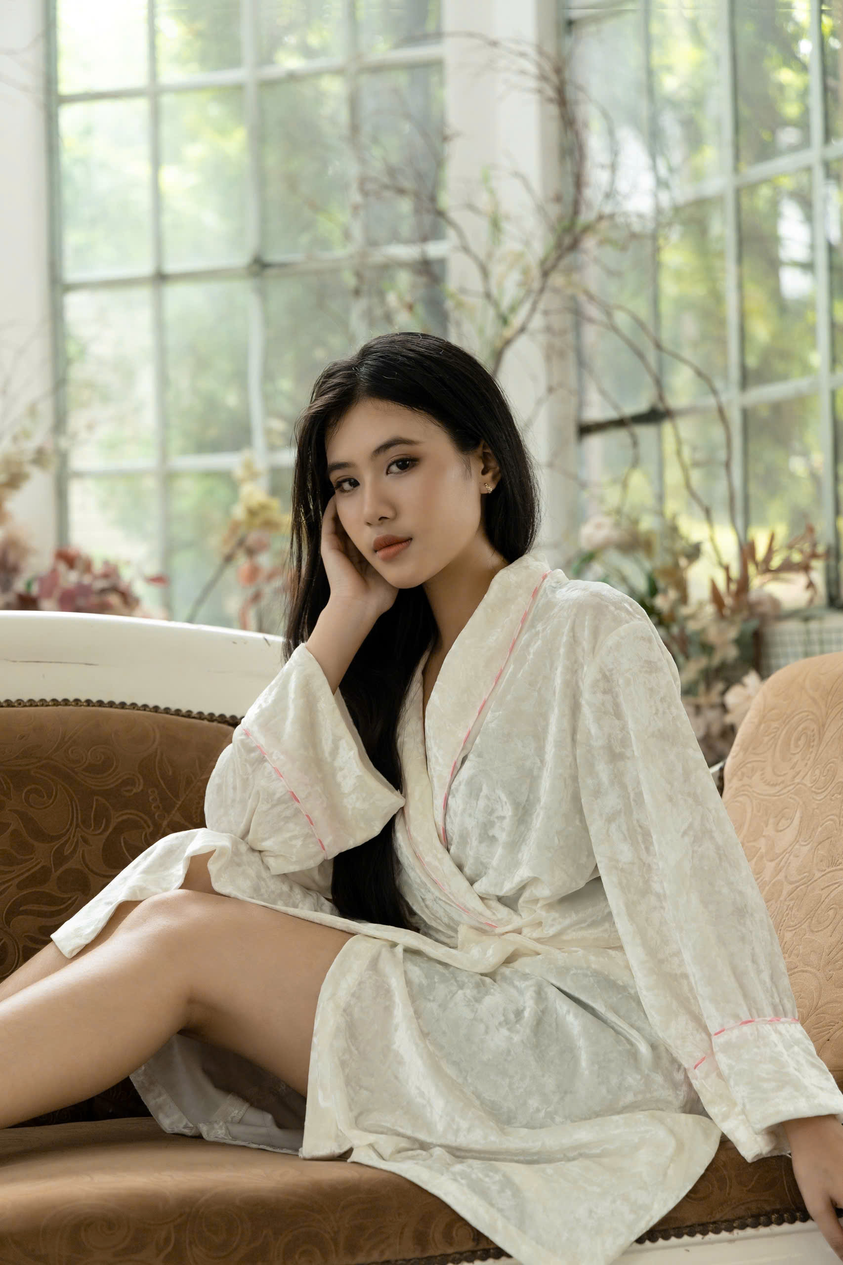 Áo Choàng Nhung Thượng Hạng Màu Trắng Quý Cô