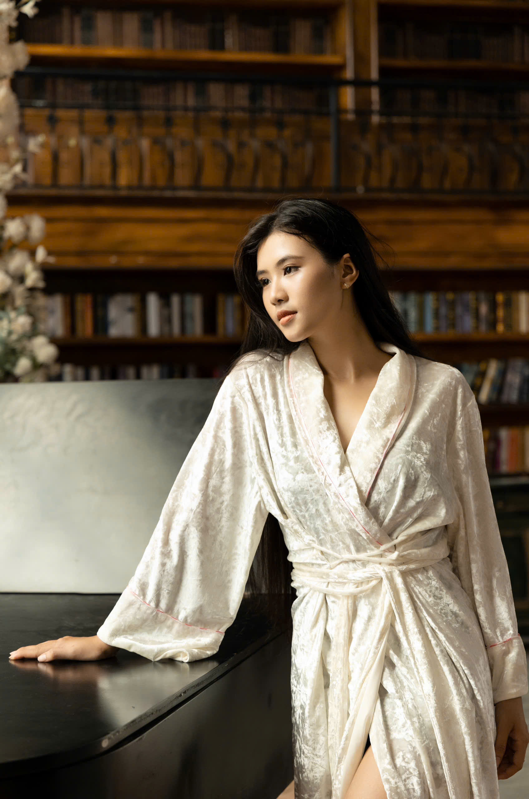 Áo Choàng Nhung Thượng Hạng Màu Trắng Quý Cô