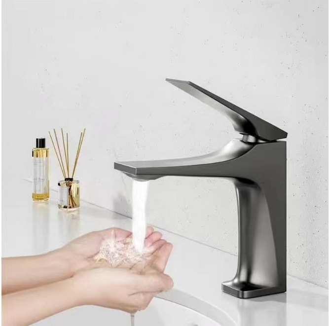 Vòi lavabo, vòi rửa mặt GIORMANI nóng lạnh mạ màu titan cao cấp SNL55 kèm đôi dây cấp inox