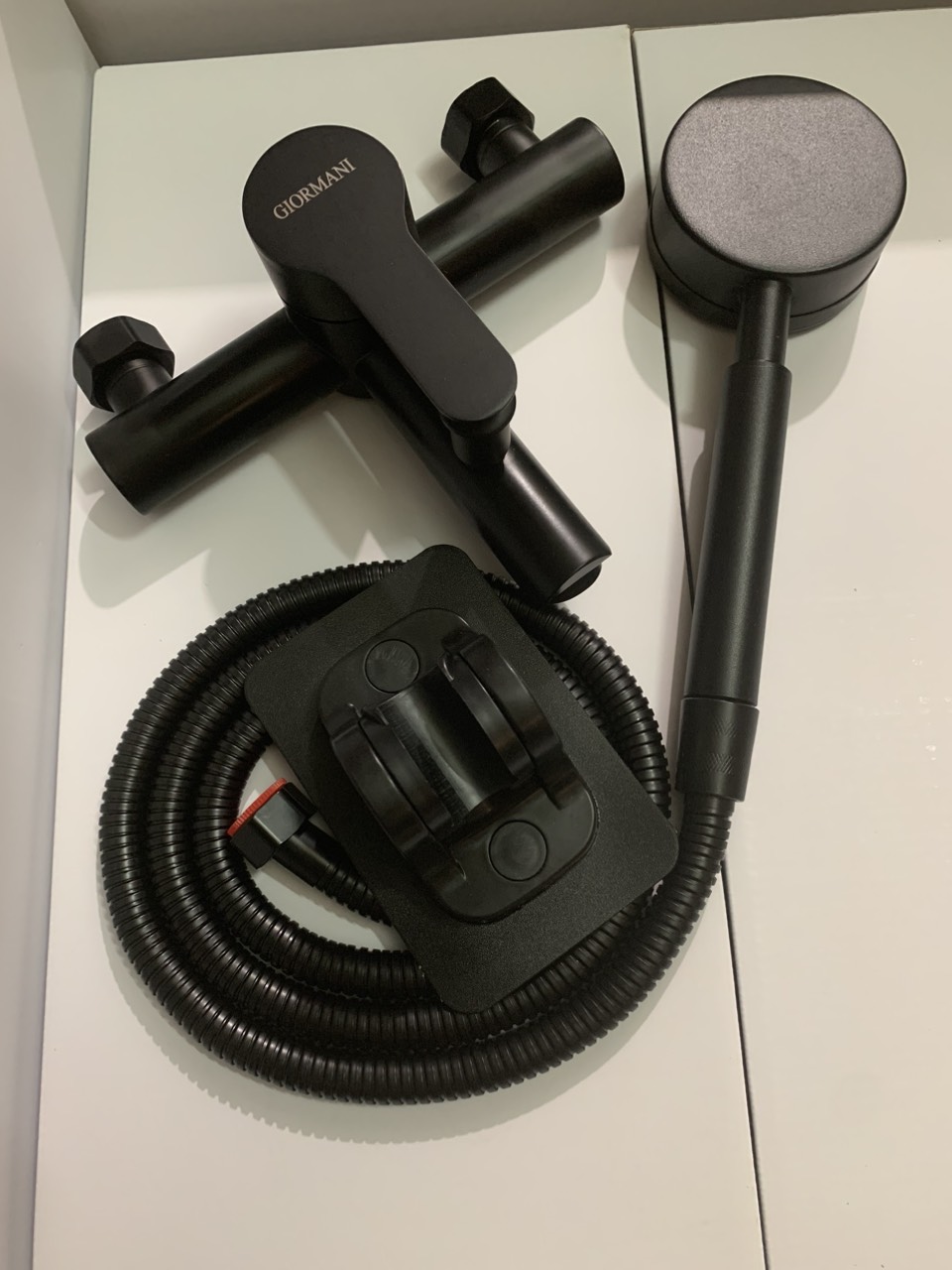 Bộ sen tắm nóng lạnh GIORMANI inox mạ đen cao cấp kết hợp bát sen chỉnh tắng inox SNL907-VHS15