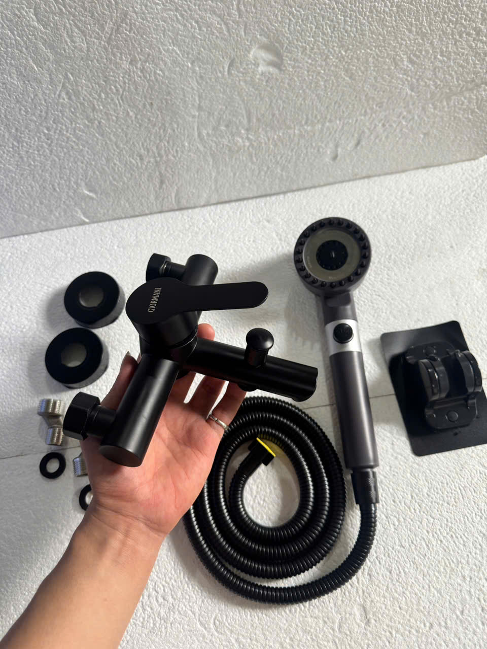 Bộ sen tắm nóng lạnh GIORMANI inox mạ đen cao cấp kết hợp bát sen tăng có đầu masage SNL907-VHS17