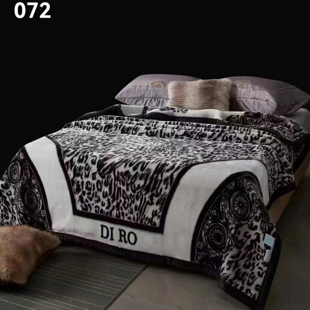 Chăn Siêu Tuyết 4KG – Nhẹ, Mềm, Giữ Ấm Tốt Cho Mọi Gia Đình