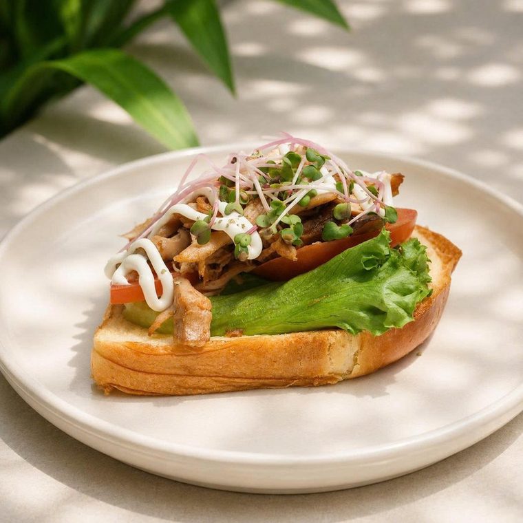 Bánh mì bơ mềm Gà Xé, Nấm & Bắp Non - Chicken, Mushroom & Baby Corn Brioche Sandwich
