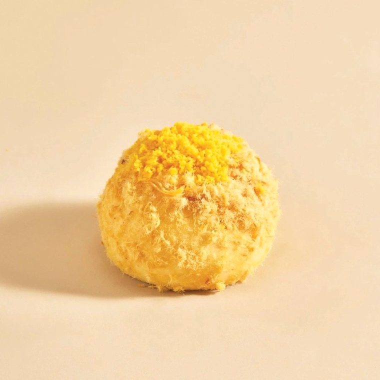 Bun Trứng Muối Tan Chảy - Lava Salted Egg Chicken Floss Bun