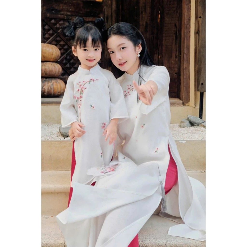 Áo dài nữ trắng thêu hoa Áo dài Tết 2026 cách tân dáng suông vải đính kết thủ công cao cấp Mirilik