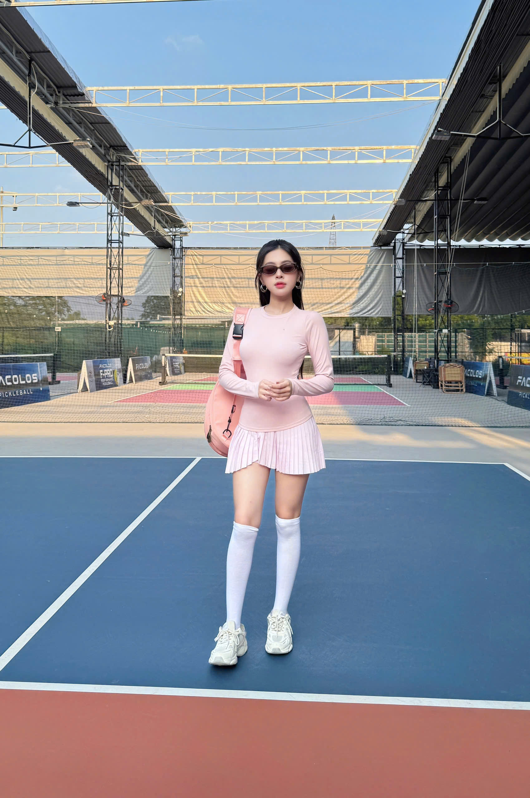 Bộ đồ tập thể thao nữ Pickleball Tennis áo thun tay dài chân váy xếp ly ngắn màu trắng MIRILIK