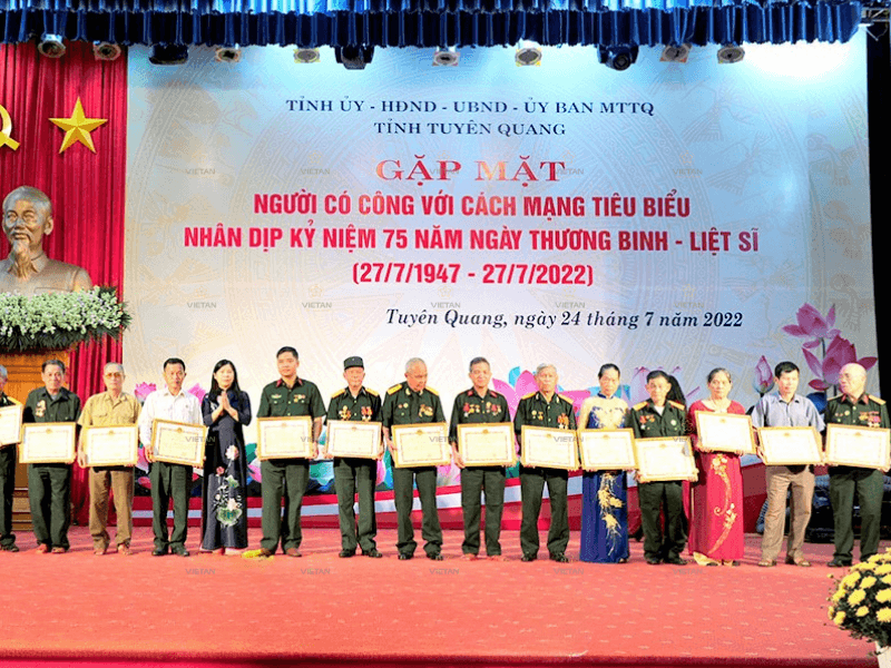 Bằng khen 100+ Gợi ý quà tặng 27/7 ý nghĩa dành cho người có công