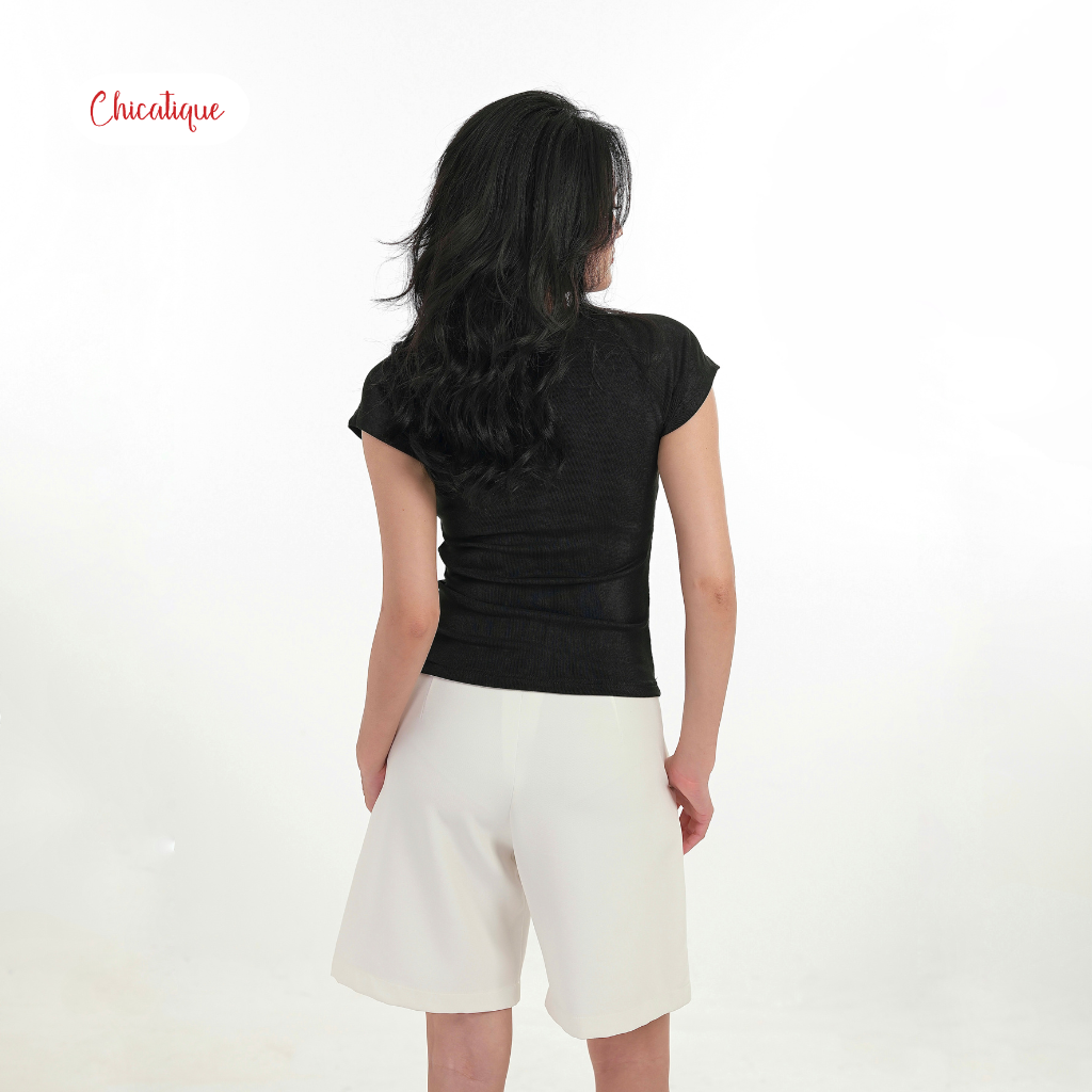 Áo thun nữ thiết kế Chicatique Mavis ôm body cổ tròn ngắn tay nút cài chất liệu thun tăm mịn rũ mát