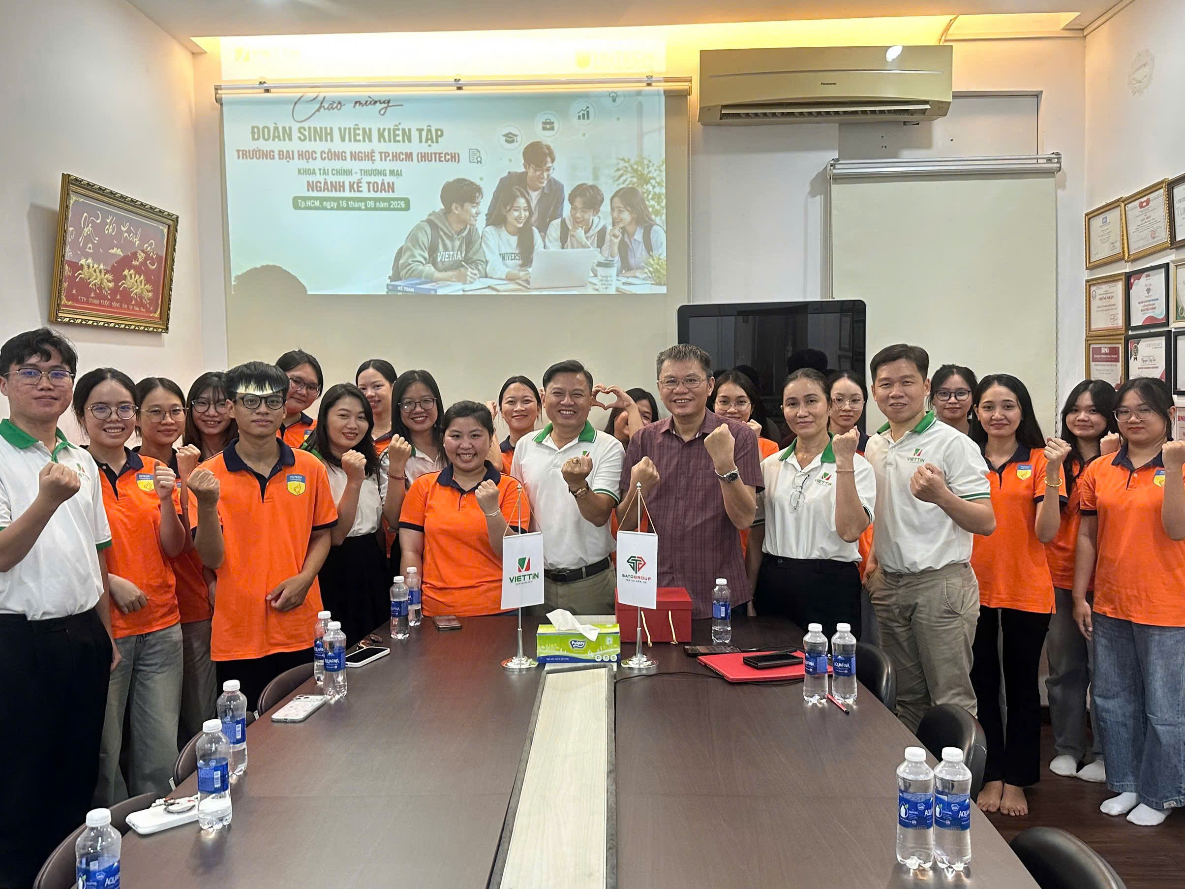 Việt Tín chào mừng đoàn sinh viên Hutech kiến tập