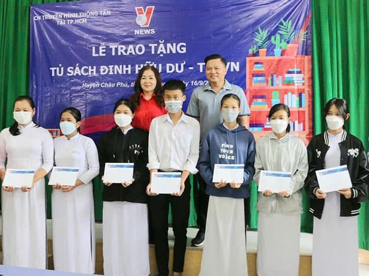 Lan tỏa chương trình trao tặng “Tủ sách Đinh Hữu Dư” và học bổng đến học sinh có hoàn cảnh khó khăn
