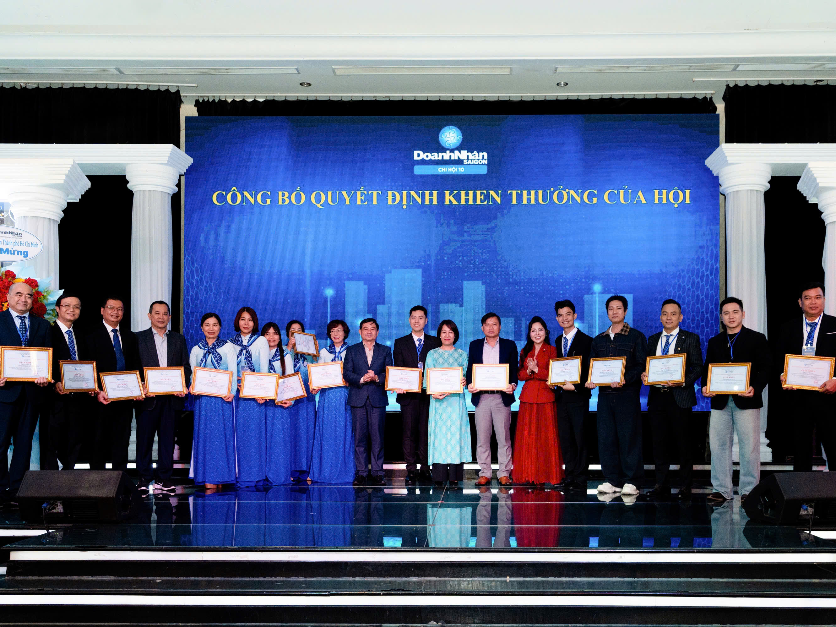 Việt Tín vinh dự đón nhận giấy khen từ Hội Doanh nhân Sài Gòn Thành phố Hồ Chí Minh