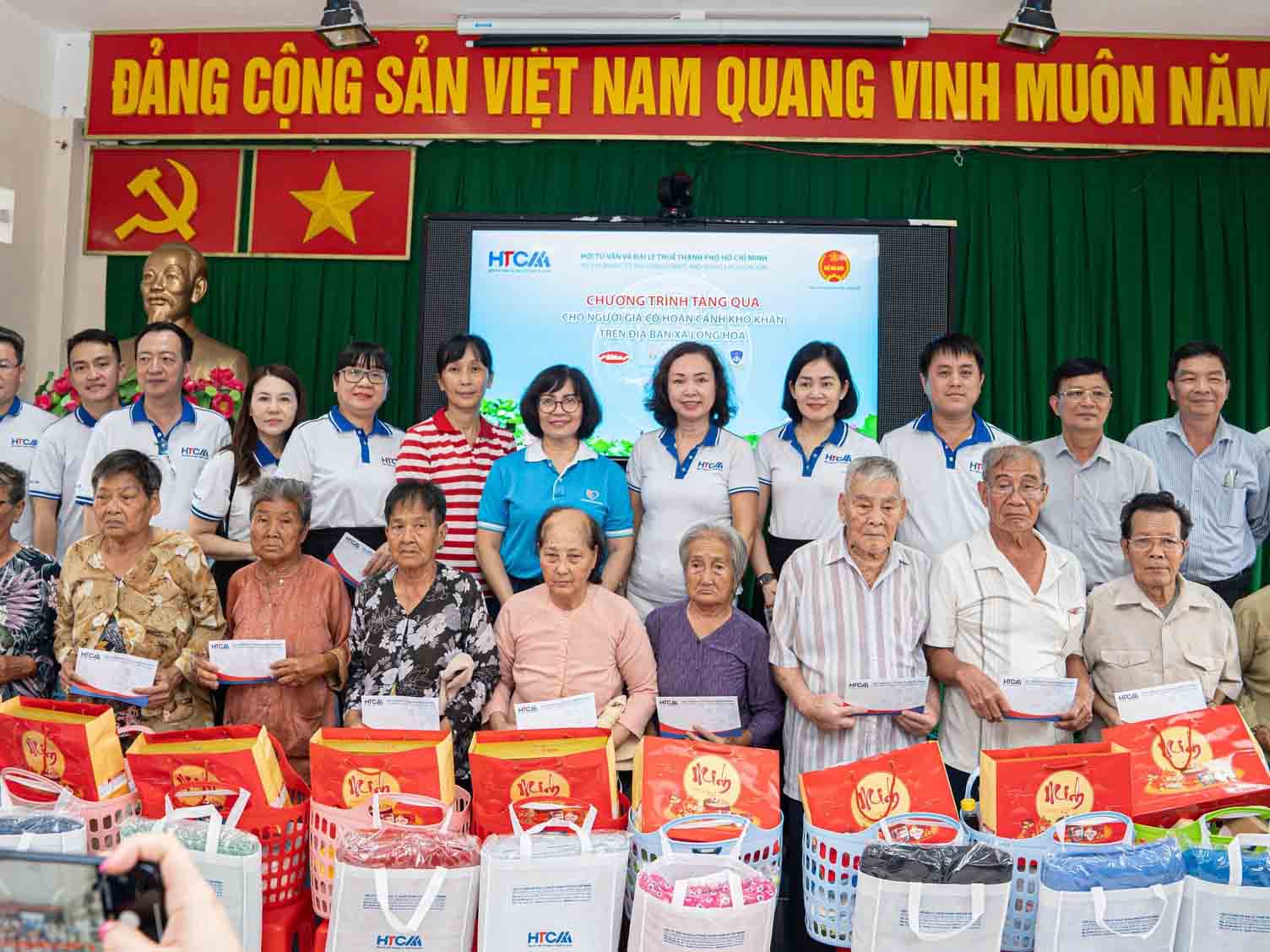 Việt Tín đồng hành cùng HTCAA trao tặng 100 phần quà ý nghĩa đến bà con có hoàn cảnh khó khăn tại xã Long Hòa, huyện Cần Giờ