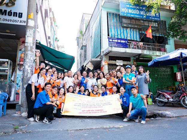 Việt Tín đồng hành cùng Khoa Tài chính Thương mại Hutech lan tỏa yêu thương đến Hội người mù Quận 11