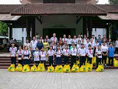 Việt Tín hướng về nguồn cội - Trao 100 suất học bổng tri ân ngày Doanh nhân Việt Nam