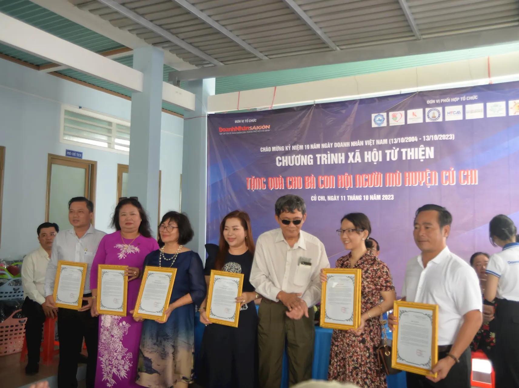 Tạp chí Doanh Nhân Sài Gòn tổ chức tặng quà người mù Củ Chi nhân Ngày Doanh nhân Việt Nam