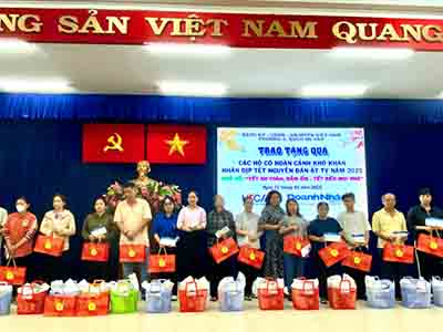 Việt Tín đồng hành trao 50 phần quà chăm lo Tết Ất Tỵ 2025 tại Gò Vấp
