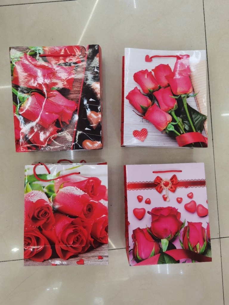 Túi quà giấy có quai xách hình hoa hồng (4 mẫu) 18*21*8 (1T*100B*12C) - Mã 2