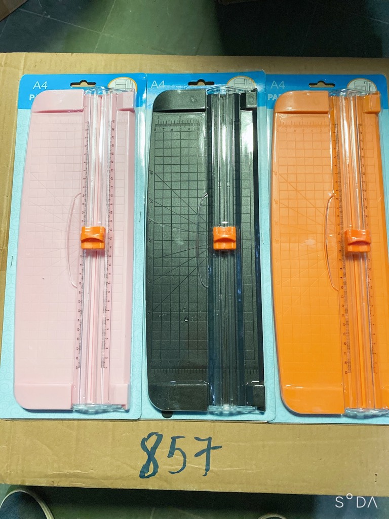 Bàn cắt giấy nhựa 857 A4 (1T*2H*50C)