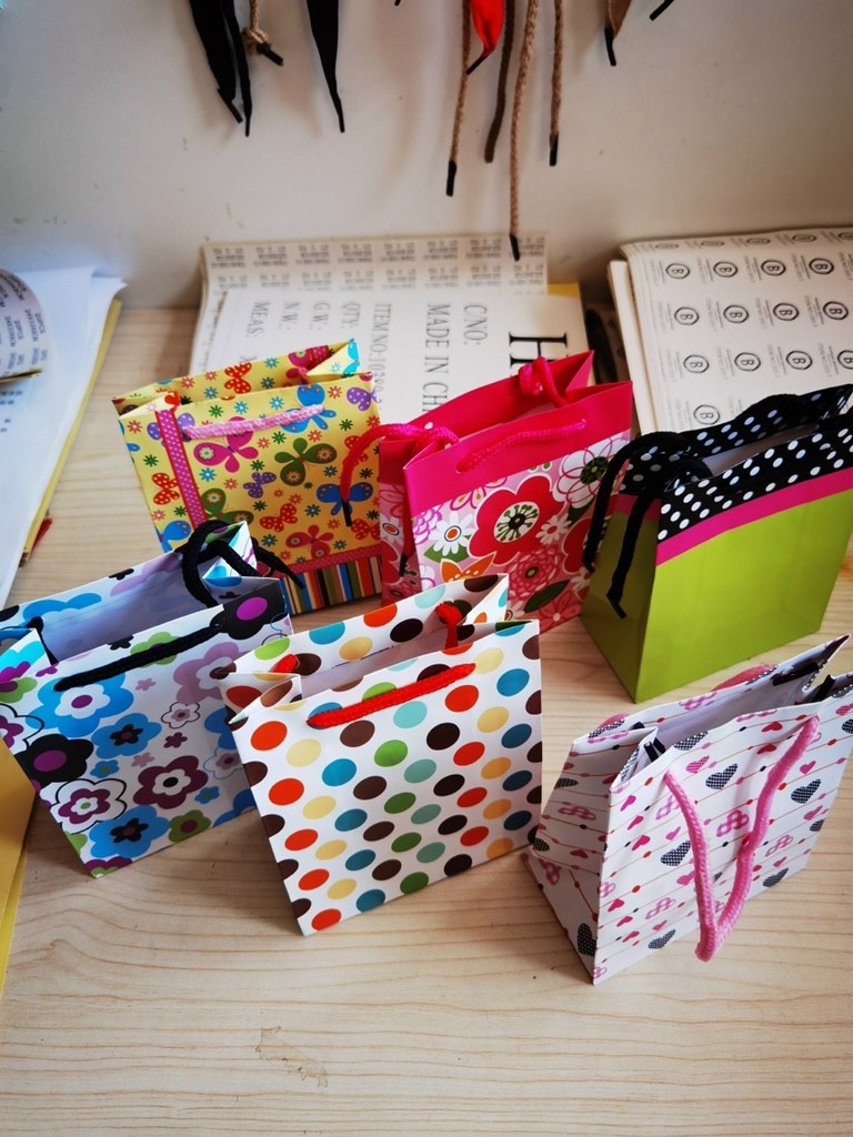 Túi quà giấy có quai xách nhiều hình (tim, hoa, chấm bi ) 25*33*12 (1T*60B*12C) - Mã 3