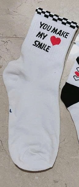 Vớ trắng cổ cao họa tiết chữ và trái tim