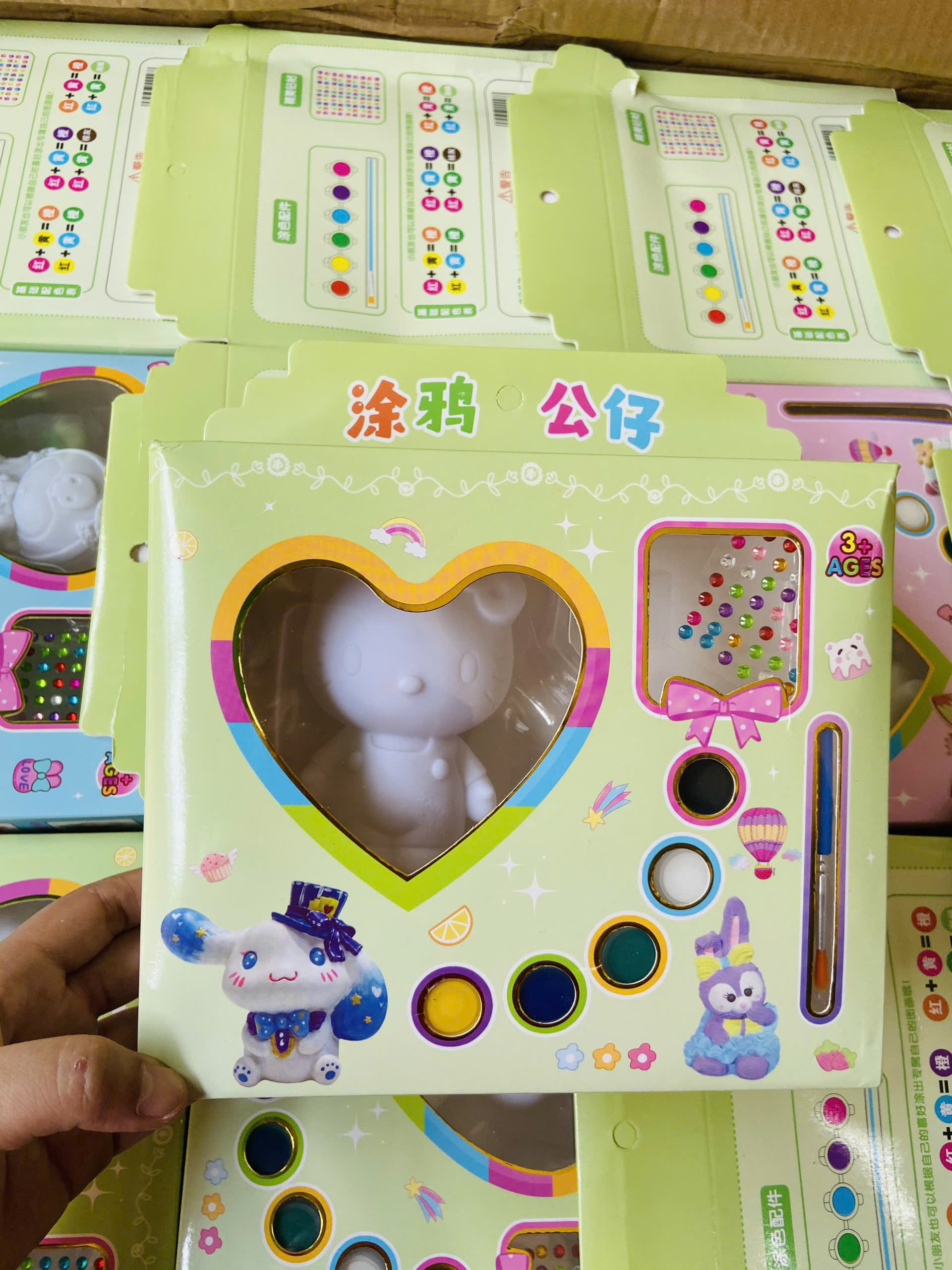 Tượng nhựa kèm đá trang điểm - hello kitty - Hộp